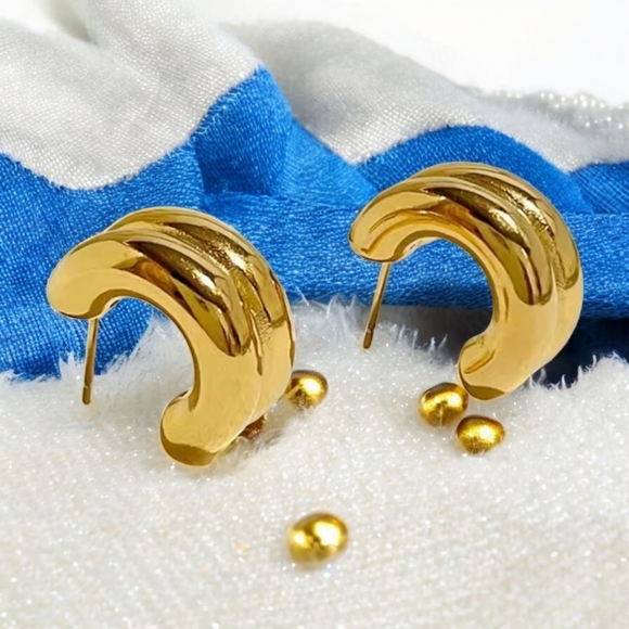 🆕️Chic Elegant Stunning 18K Gold Plated C Hoop Earrings Hypoallergenic & Trendy - Picture 1 of 15